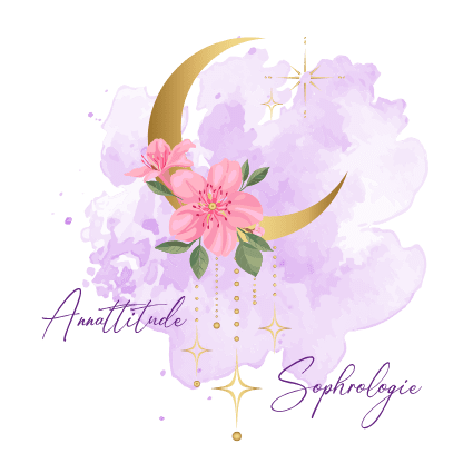 Logo avec croissant de lune doré, fleur rose au centre.